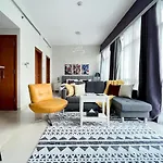 Super Spacious Studio In The Heart Of Business - Very Rare