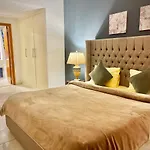 Chic 3 Bedroom Apartment