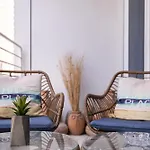 Waves Holiday Homes - Charming Apt With Balcony, Minutes From The Beach