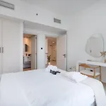 Stunning 1-Bedroom Apartment Perfect For 4 In Lakeside Residence