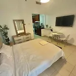 High-Floor Studio With Stunning Lake View In Dubai Marina