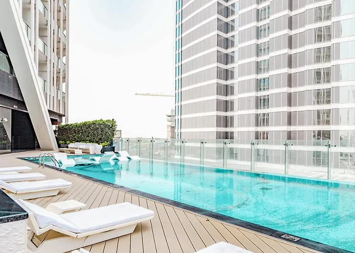 Waves Holiday Homes - Chic Studio With Balcony Overlooking City Views