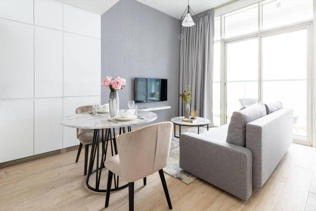Frank Porter - Studio One Apartment *