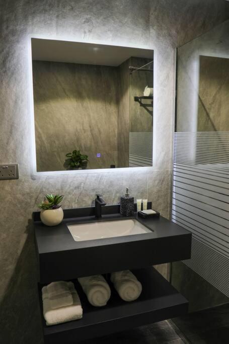 Deal!!! Brand New 1 Bed In The Heart Of Marina *