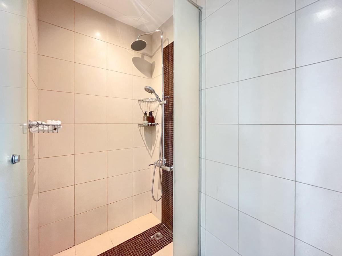 Super Spacious In The Heart Of Business - Very Rare Apartment *