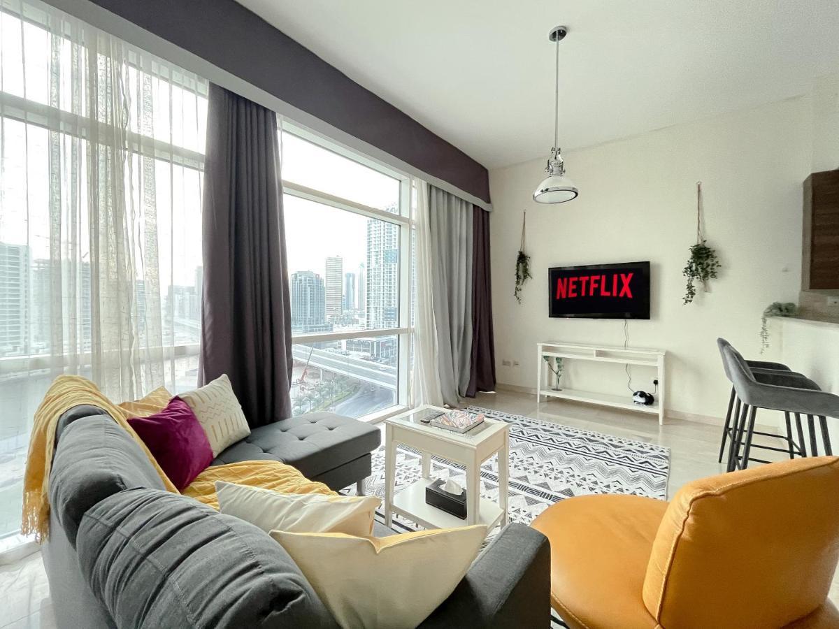 Super Spacious In The Heart Of Business - Very Rare Apartment *