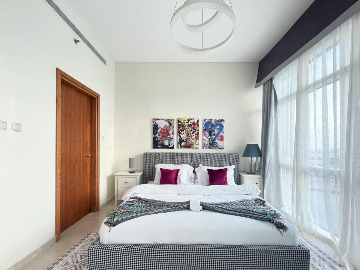Super Spacious In The Heart Of Business - Very Rare Dubai