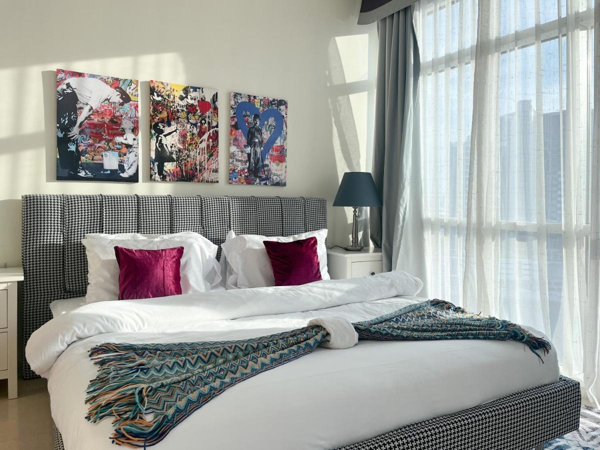Super Spacious In The Heart Of Business - Very Rare Apartment *