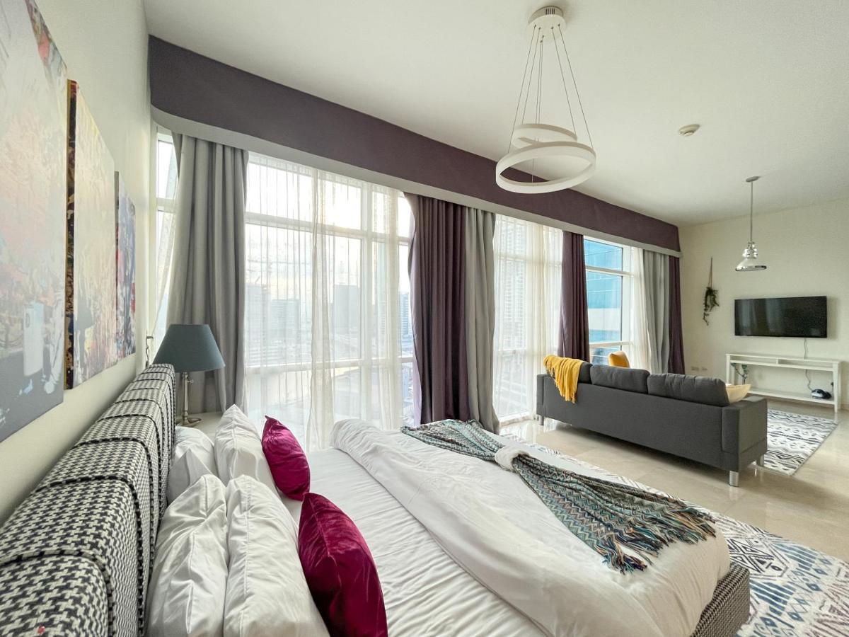 Super Spacious In The Heart Of Business - Very Rare Dubai