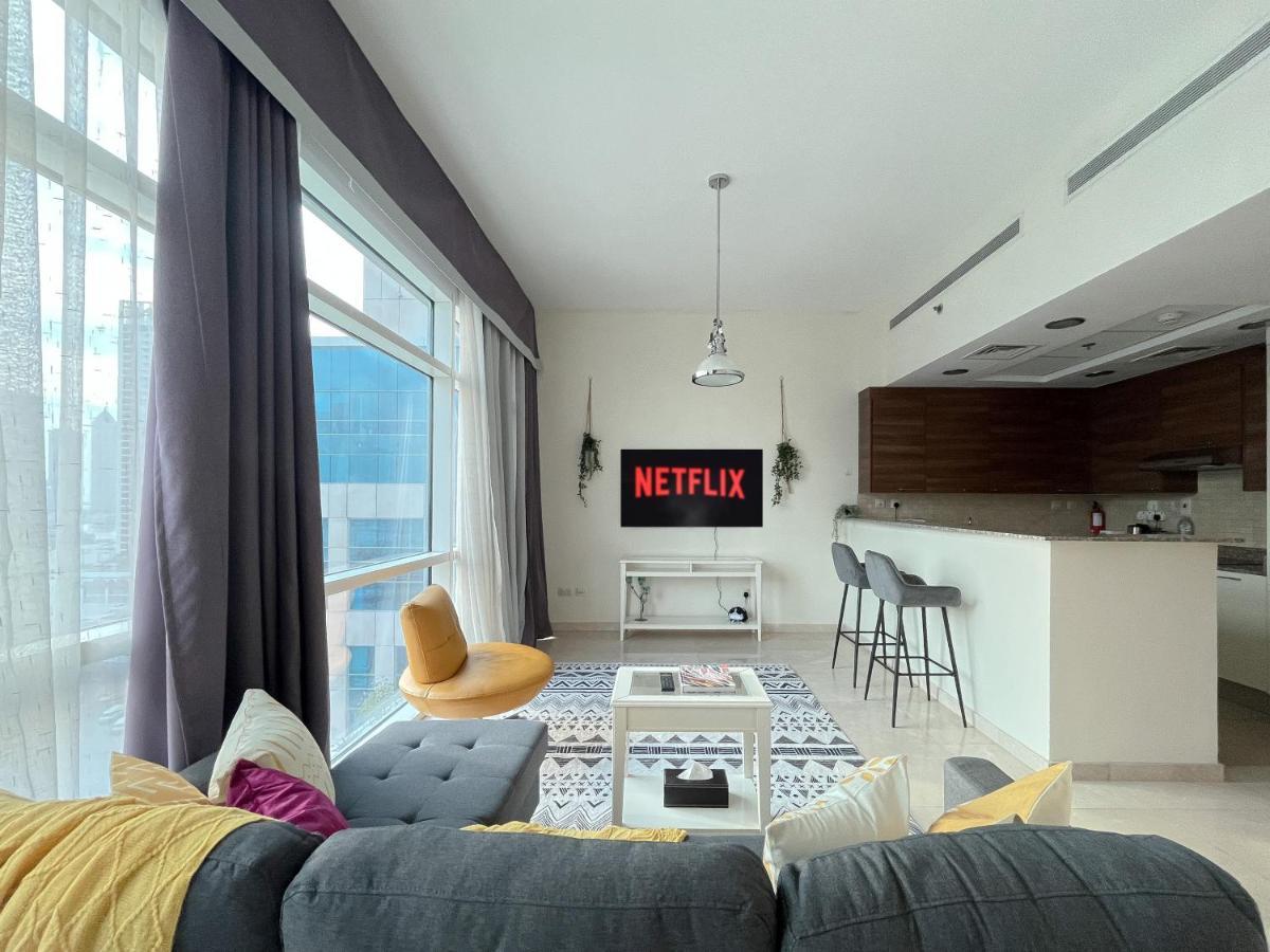 Super Spacious In The Heart Of Business - Very Rare Apartment *