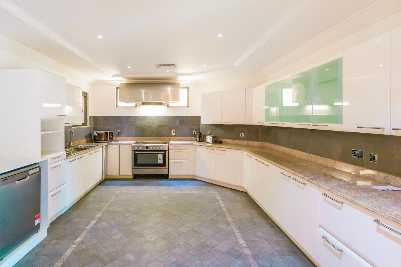 Fam Living - Palm Jumeirah - With Private Pool Pousada