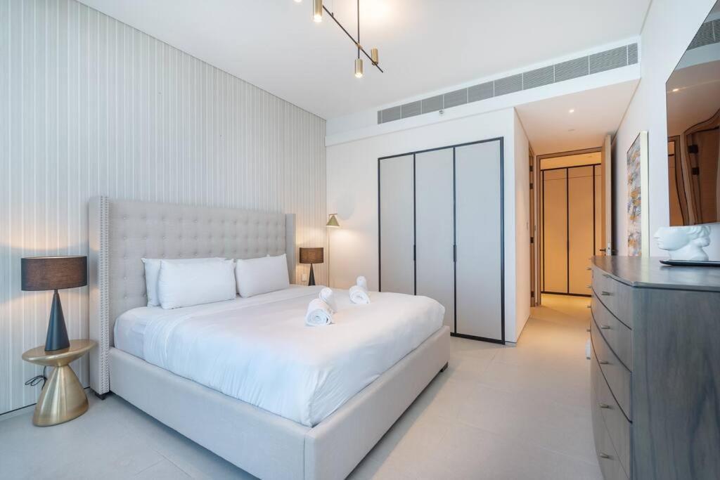 Suiteable Homes - Sensational 3 Bedroom With Mesmerizing Seaview *