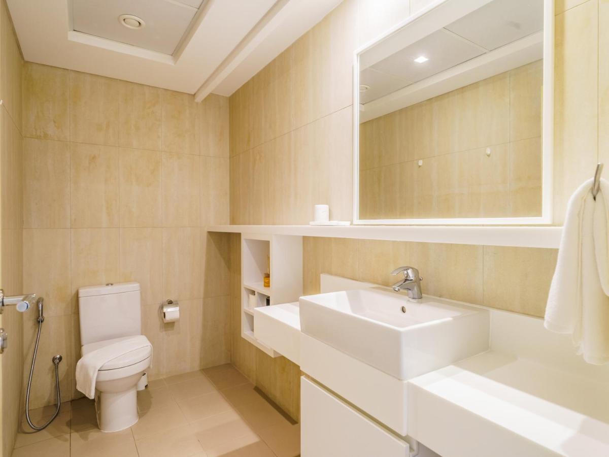 Apartment Beautifully Furnished 1br-dubai Eye View And Private Beach Access *