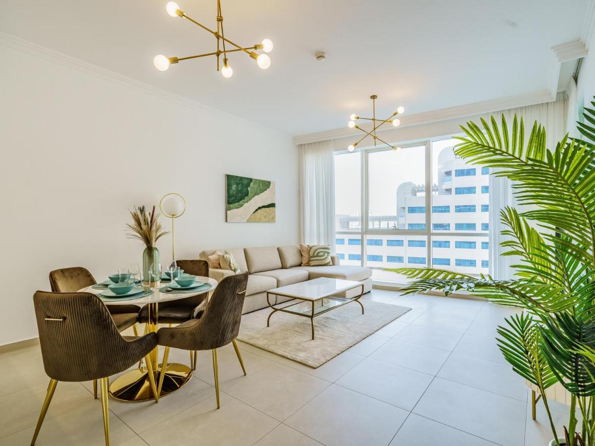 Beautifully Furnished 1br-dubai Eye View And Private Beach Access * Dubai