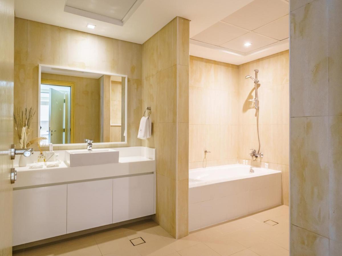 Apartment Beautifully Furnished 1br-dubai Eye View And Private Beach Access