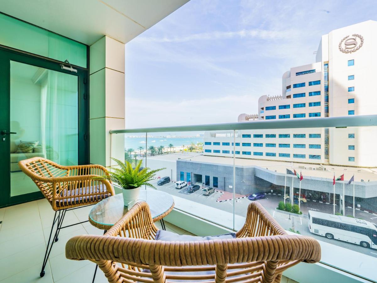 Beautifully Furnished 1br-dubai Eye View And Private Beach Access