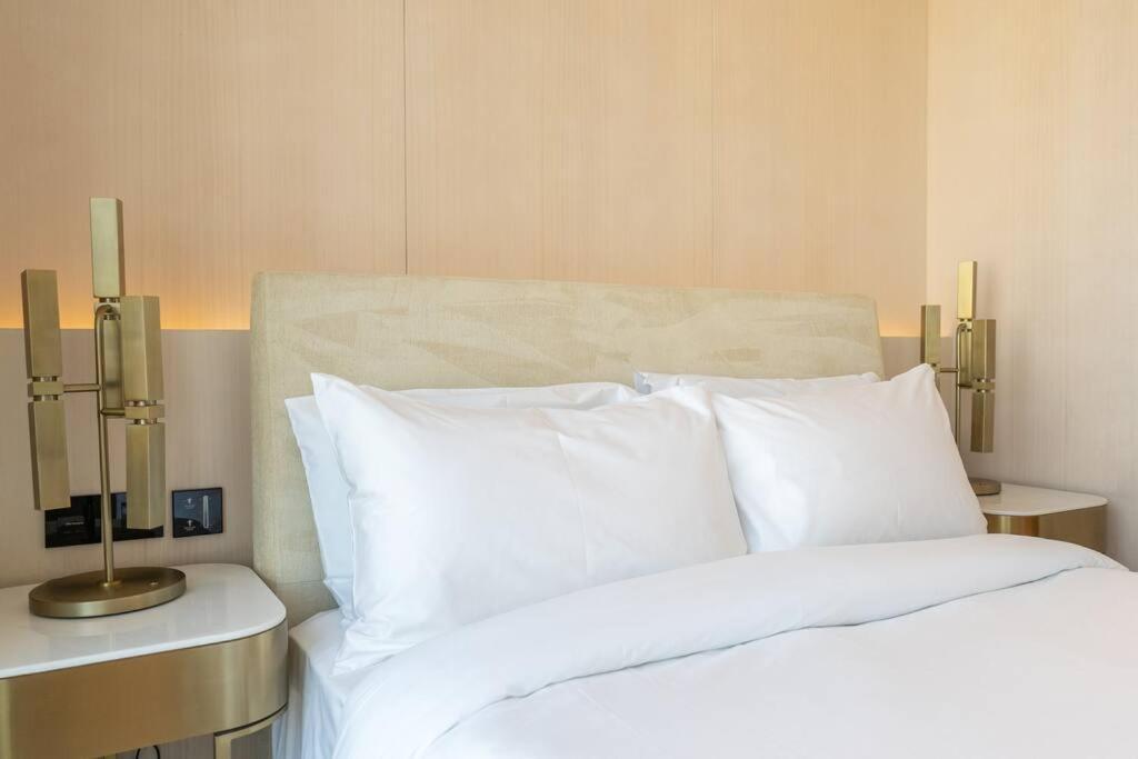 Experience The Luxe Life In The Palm! Apartment