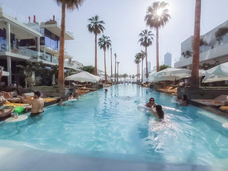 Experience The Luxe Life In The Palm! *