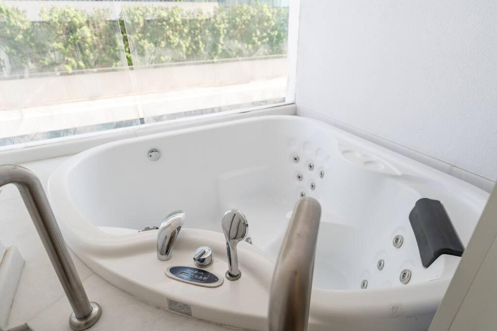 Apartment Experience The Luxe Life In The Palm!