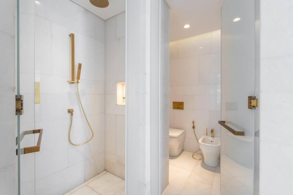 Experience The Luxe Life In The Palm! Apartment