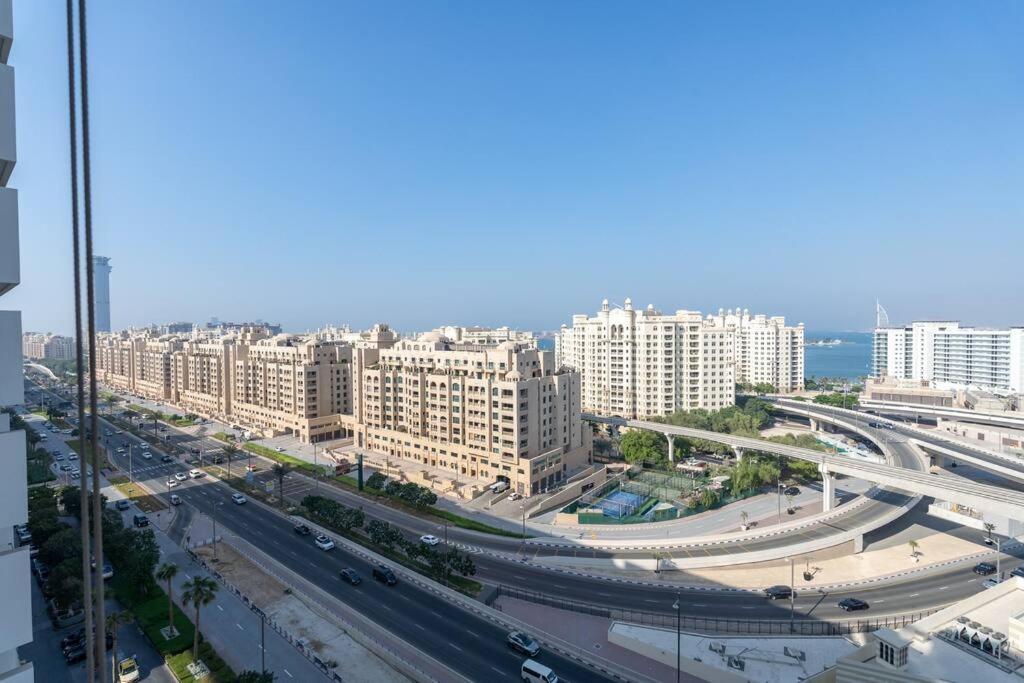 Experience The Luxe Life In The Palm! Apartment
