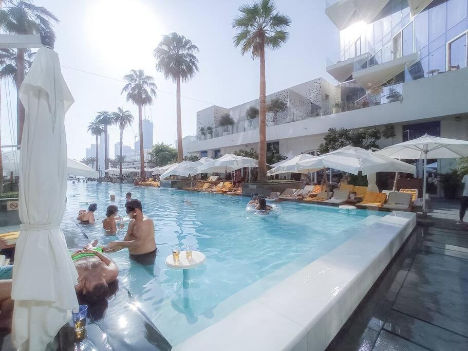 Experience The Luxe Life In The Palm! Apartment