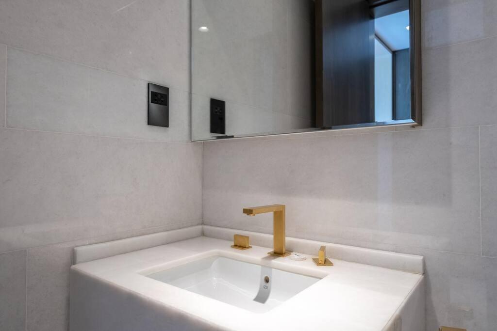 Apartment Experience The Luxe Life In The Palm!