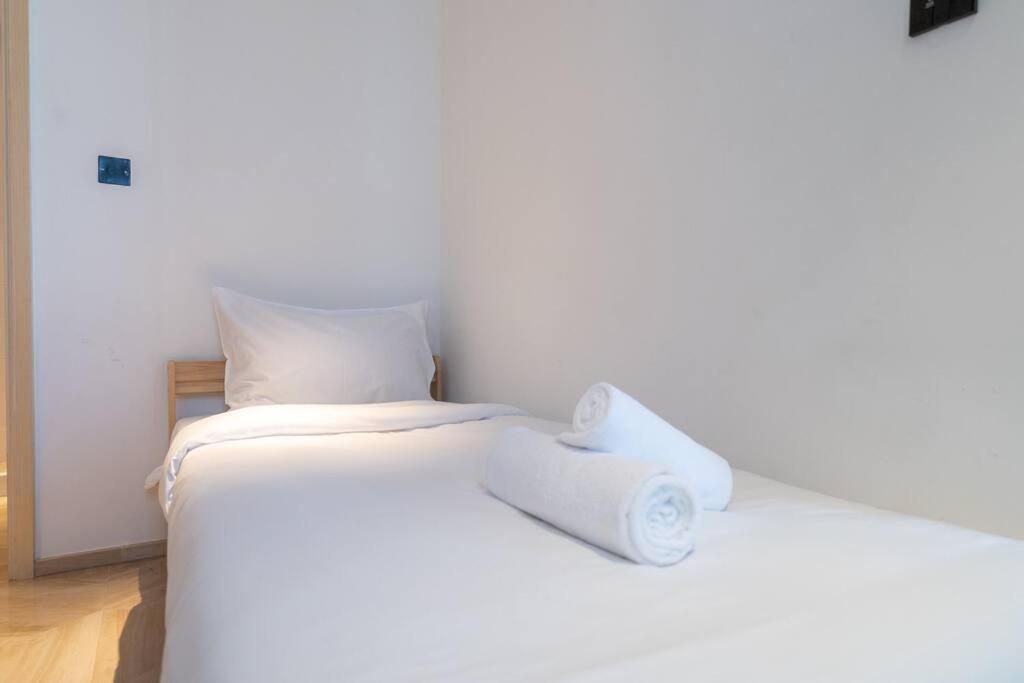Experience The Luxe Life In The Palm! Apartment