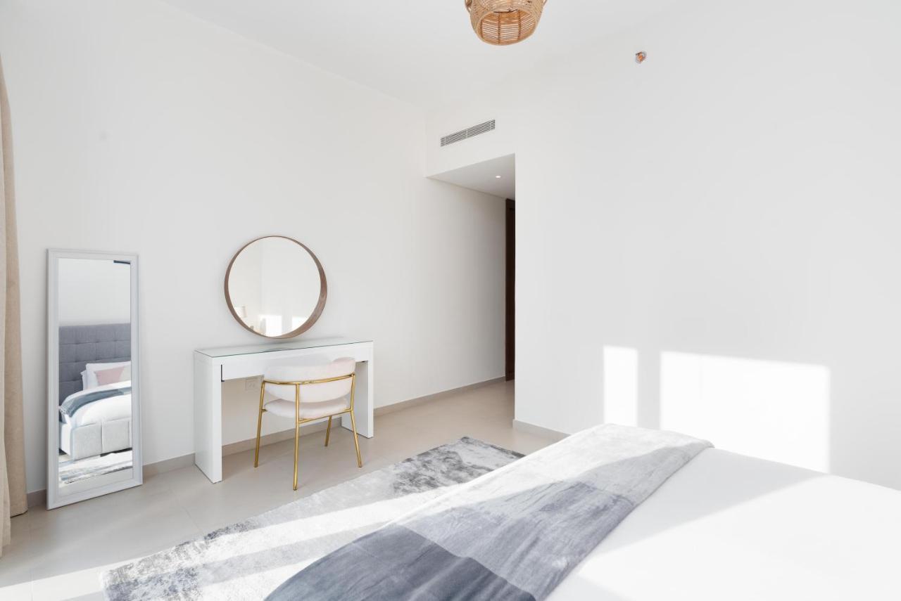 Downtown / Great Location / 2bdr / 2 Balconies / 10 Min Walk From Mall * Dubai