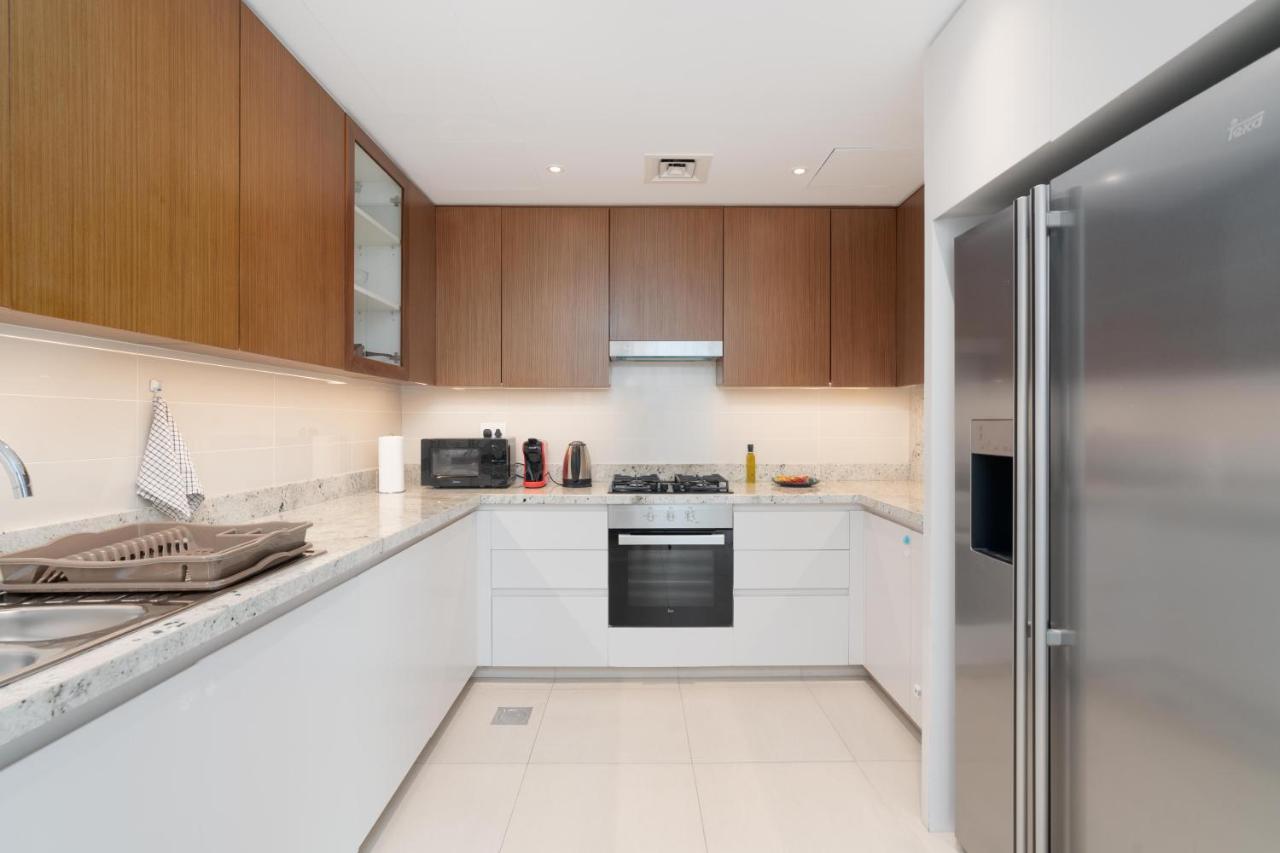 Downtown / Great Location / 2bdr / 2 Balconies / 10 Min Walk From Mall Apartment