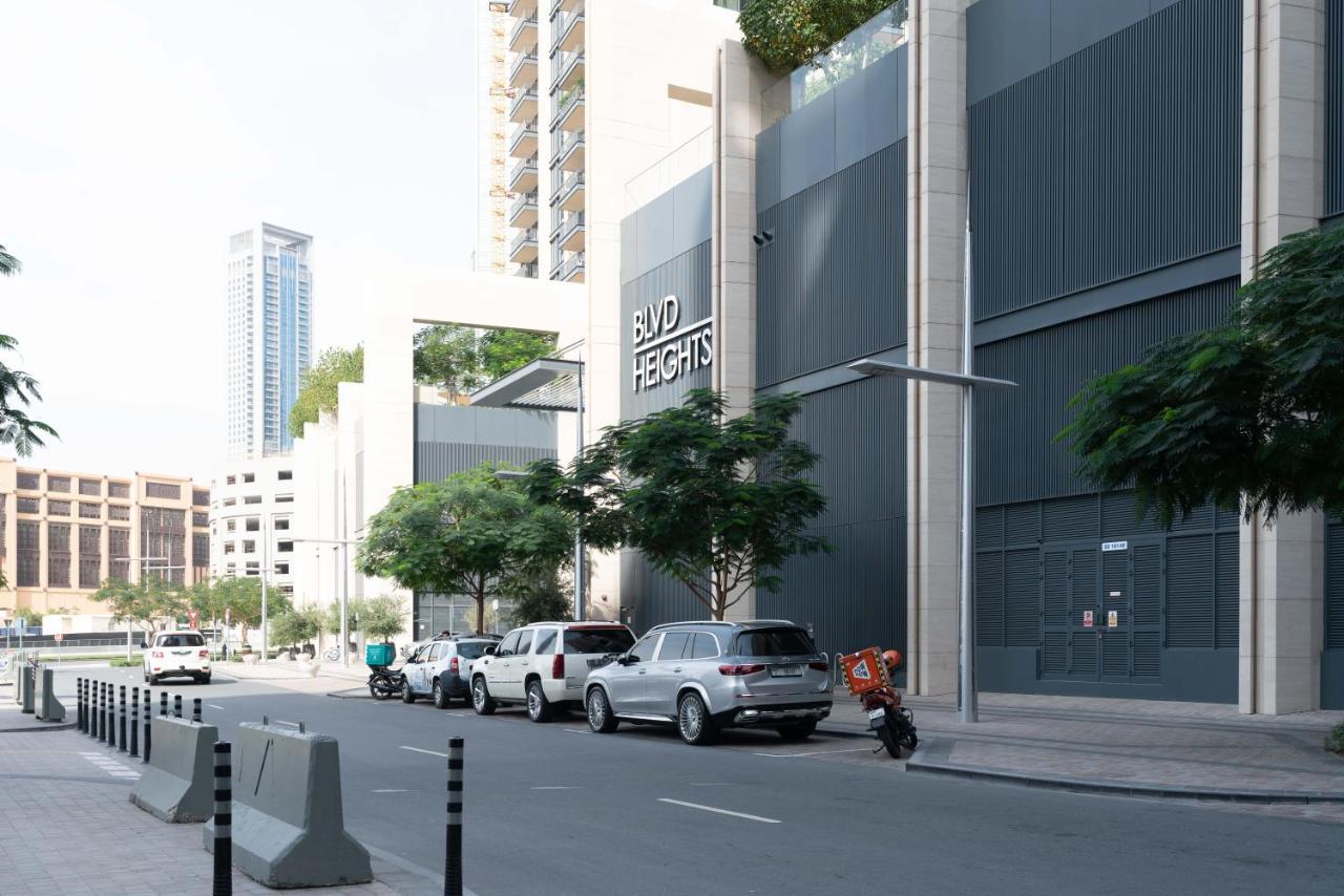 Downtown / Great Location / 2bdr / 2 Balconies / 10 Min Walk From Mall * Dubai