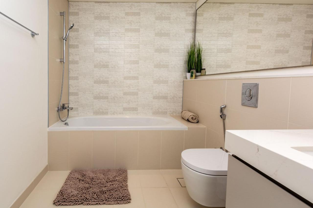 Vayk - Stunning Two Bedroom With Private Access *