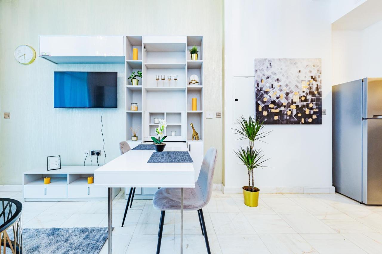 Waves Homes - Chic With Balcony Overlooking Views Apartamento Dubái