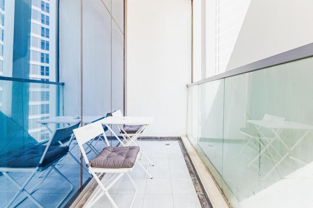 Waves Homes - Chic With Balcony Overlooking Views Apartamento