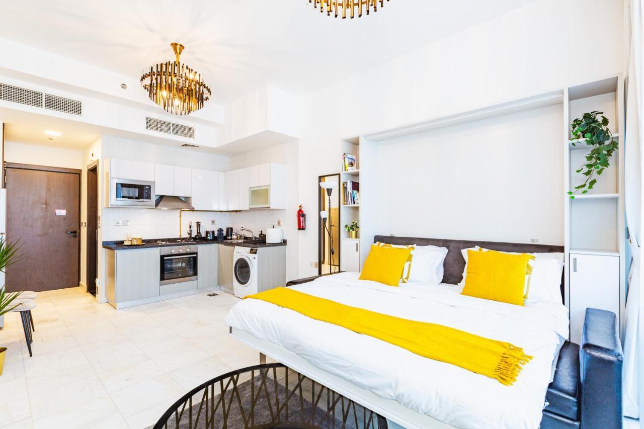 Waves Homes - Chic With Balcony Overlooking Views Apartamento Dubái