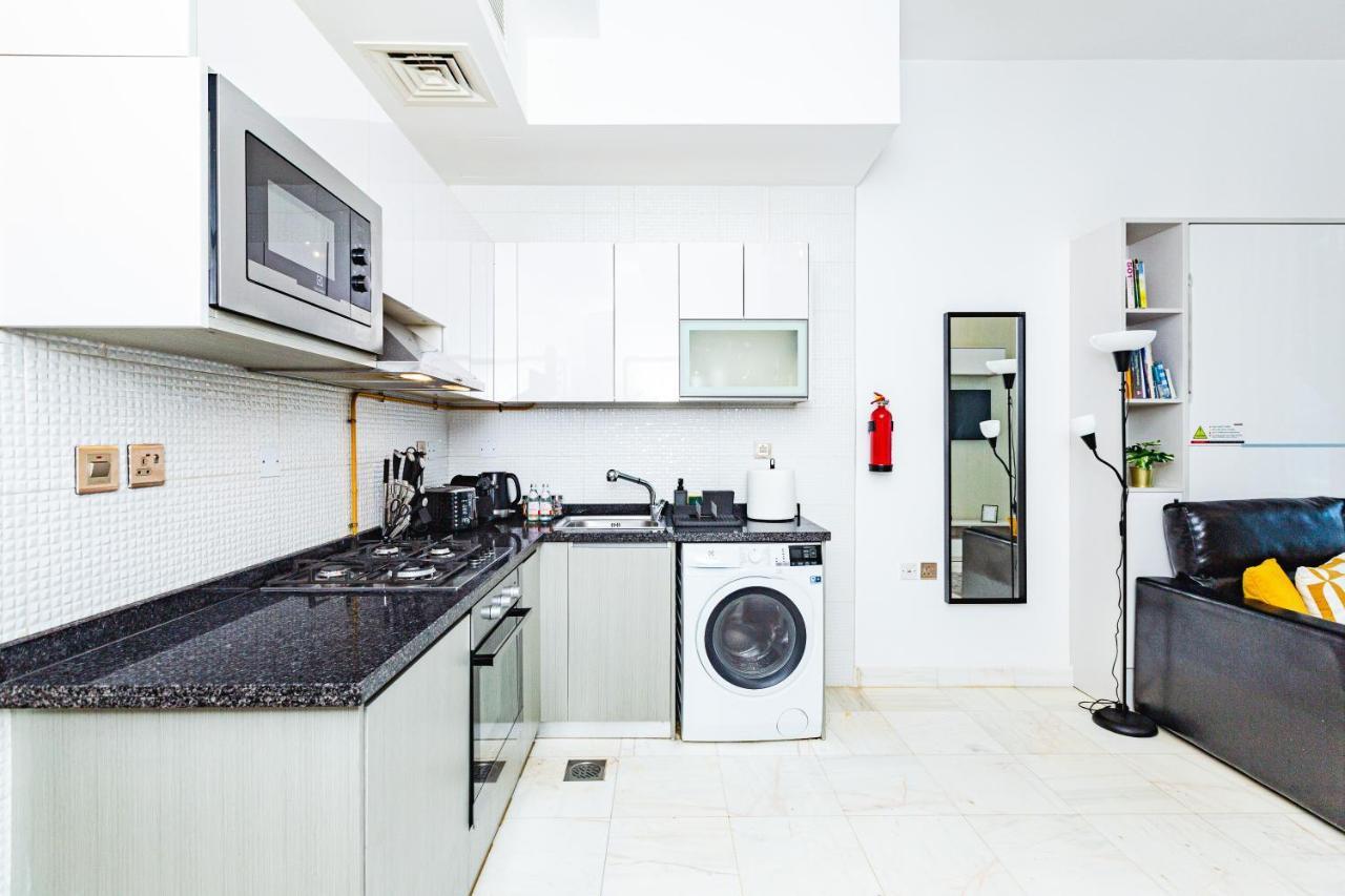 Waves Homes - Chic With Balcony Overlooking Views Dubái