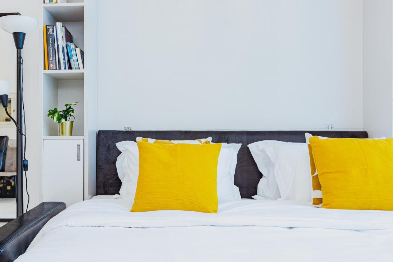 Waves Homes - Chic With Balcony Overlooking Views Apartamento Dubái
