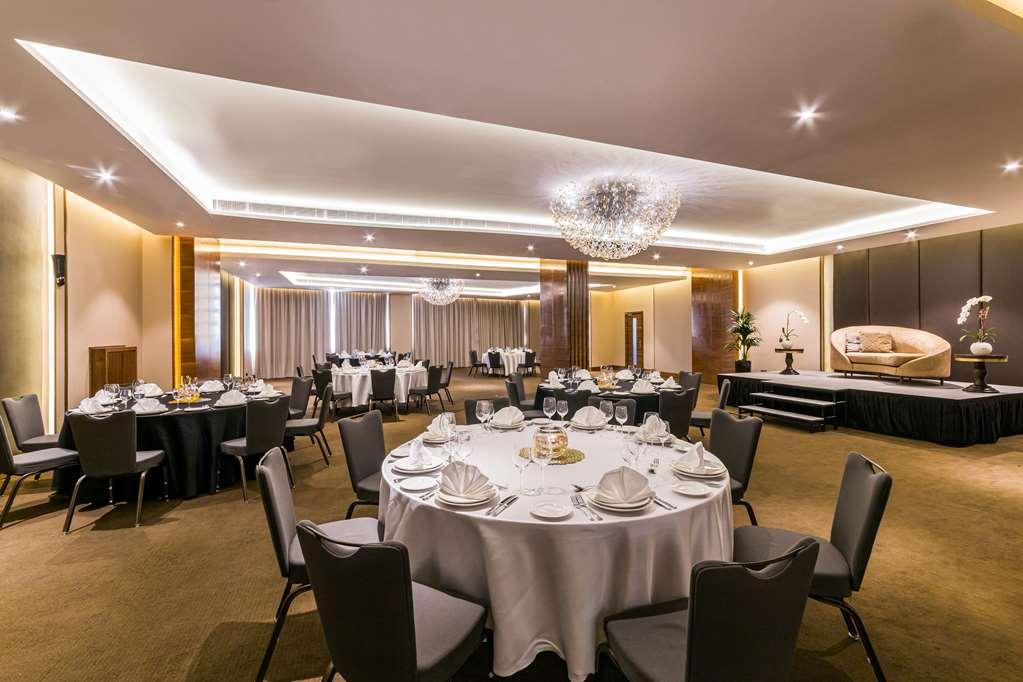Radisson Blu Hotel. Waterfront * Dubaï