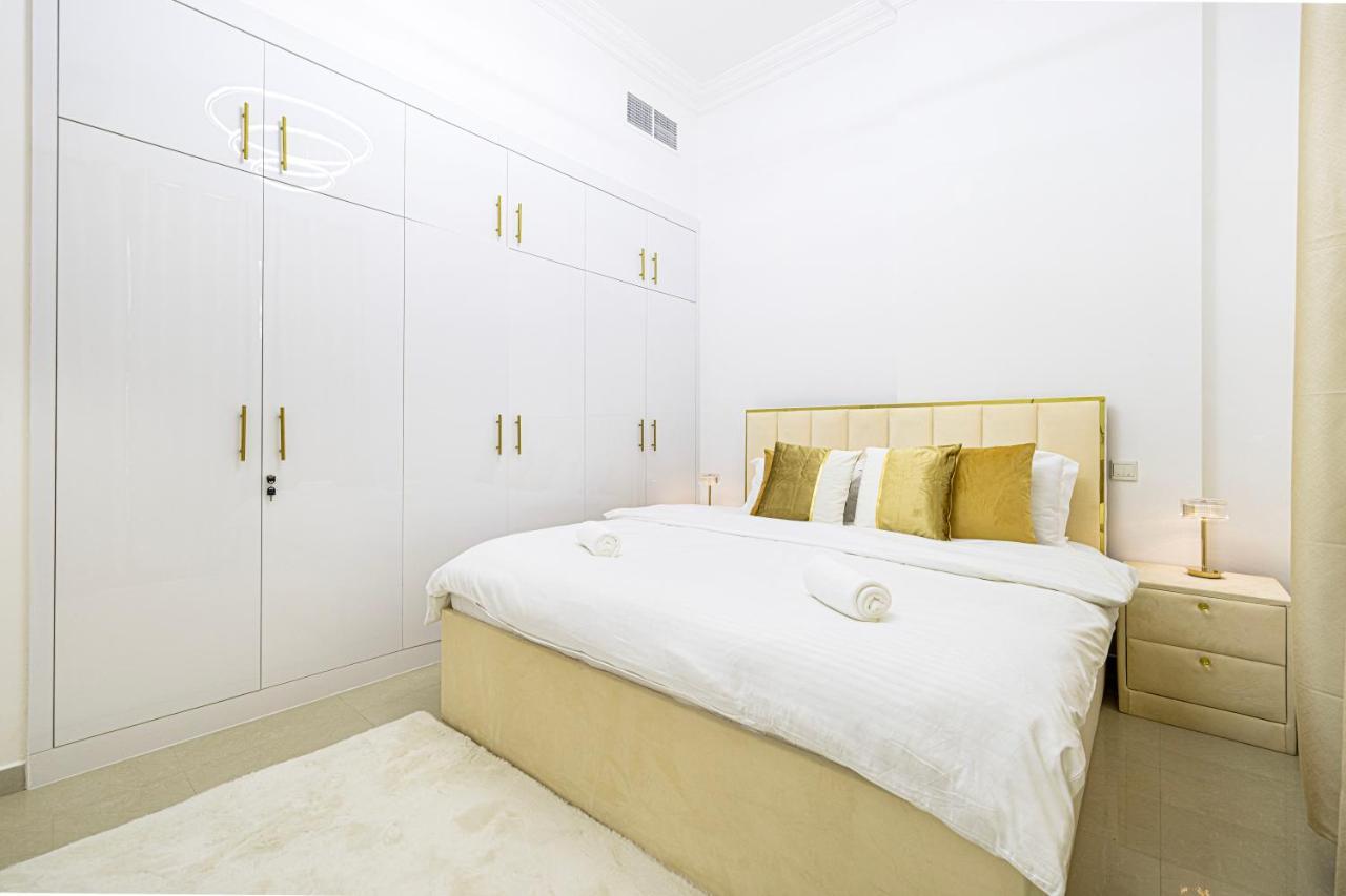 Luxury 1 Bedroom On Marina Walk, Sleeps 5 *