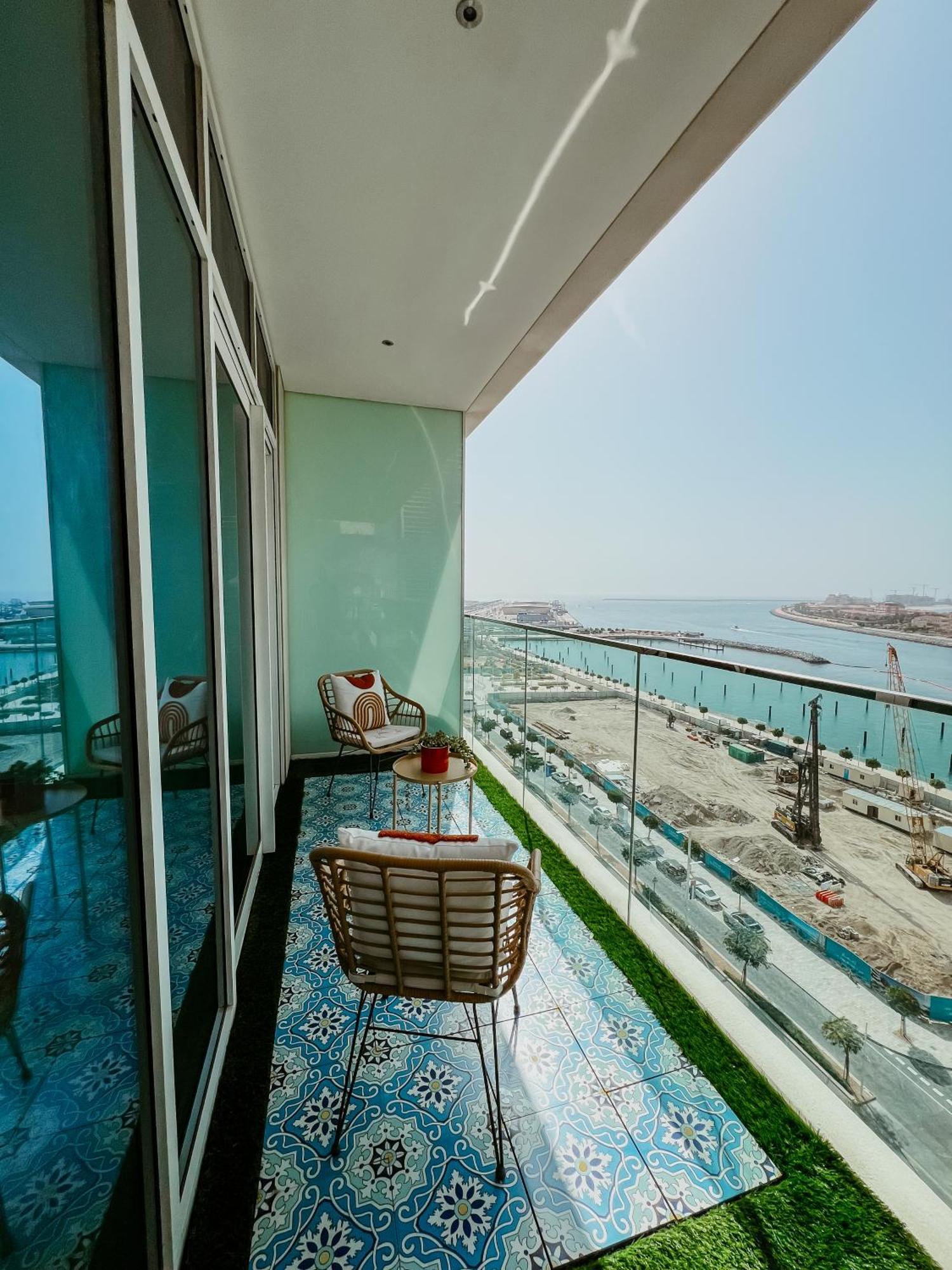 Oceanfront Escape: Stylish 1 Bedroom In Beachfront Apartamento *