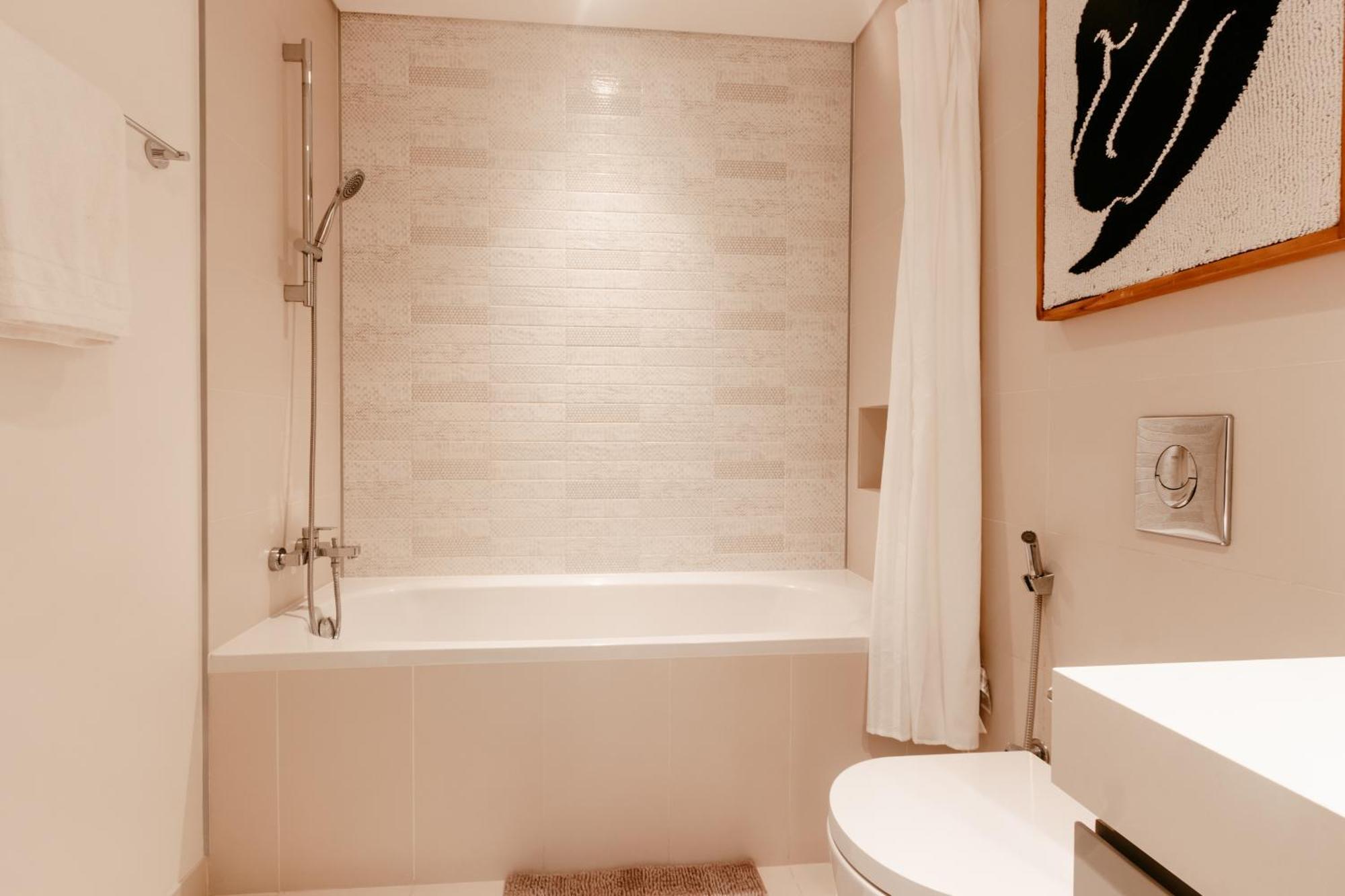 Oceanfront Escape: Stylish 1 Bedroom In Beachfront Dubai