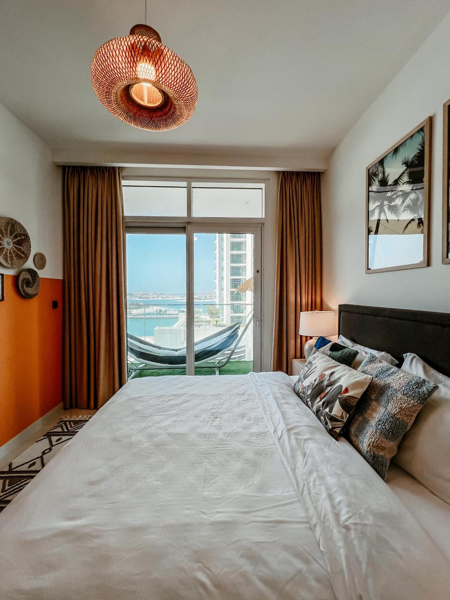 Apartamento Oceanfront Escape: Stylish 1 Bedroom In Beachfront *