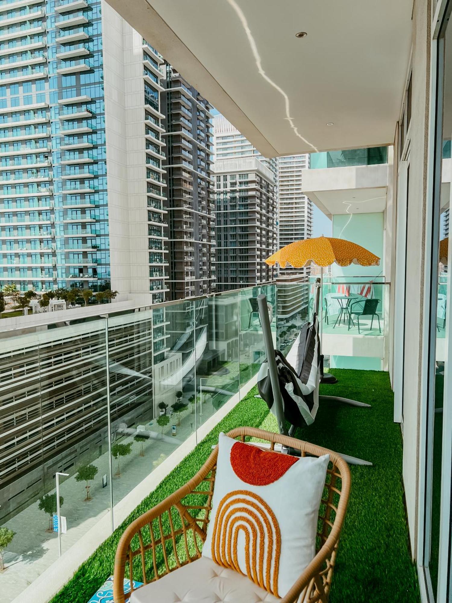 Oceanfront Escape: Stylish 1 Bedroom In Beachfront Dubai
