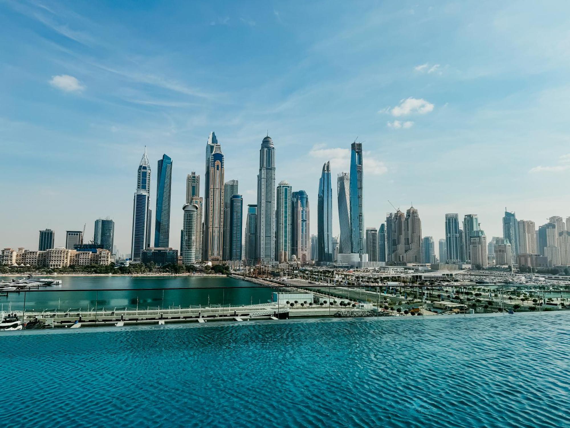 Oceanfront Escape: Stylish 1 Bedroom In Beachfront Dubai
