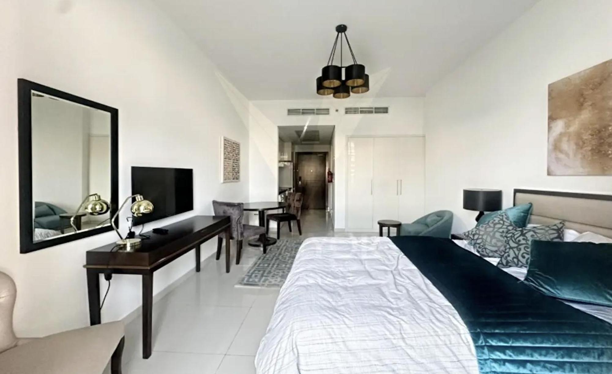 Appartement 38th Floor Luxe Studio In Jvc, Centrally Located, Swimming Pool & Gym, Must View
