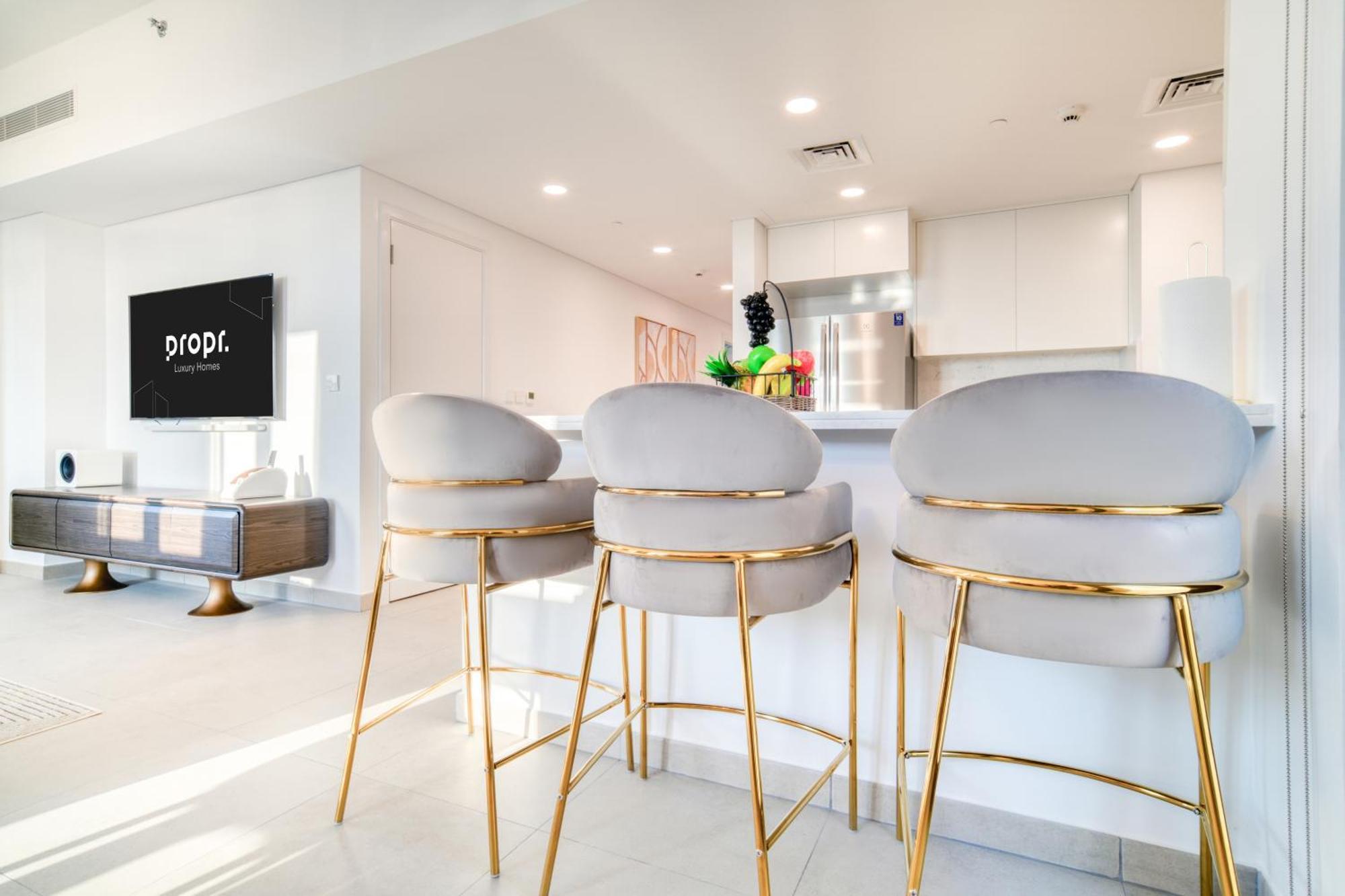 Coastal Luxury: 2br Retreat With Sea Views Apartamento Dubái