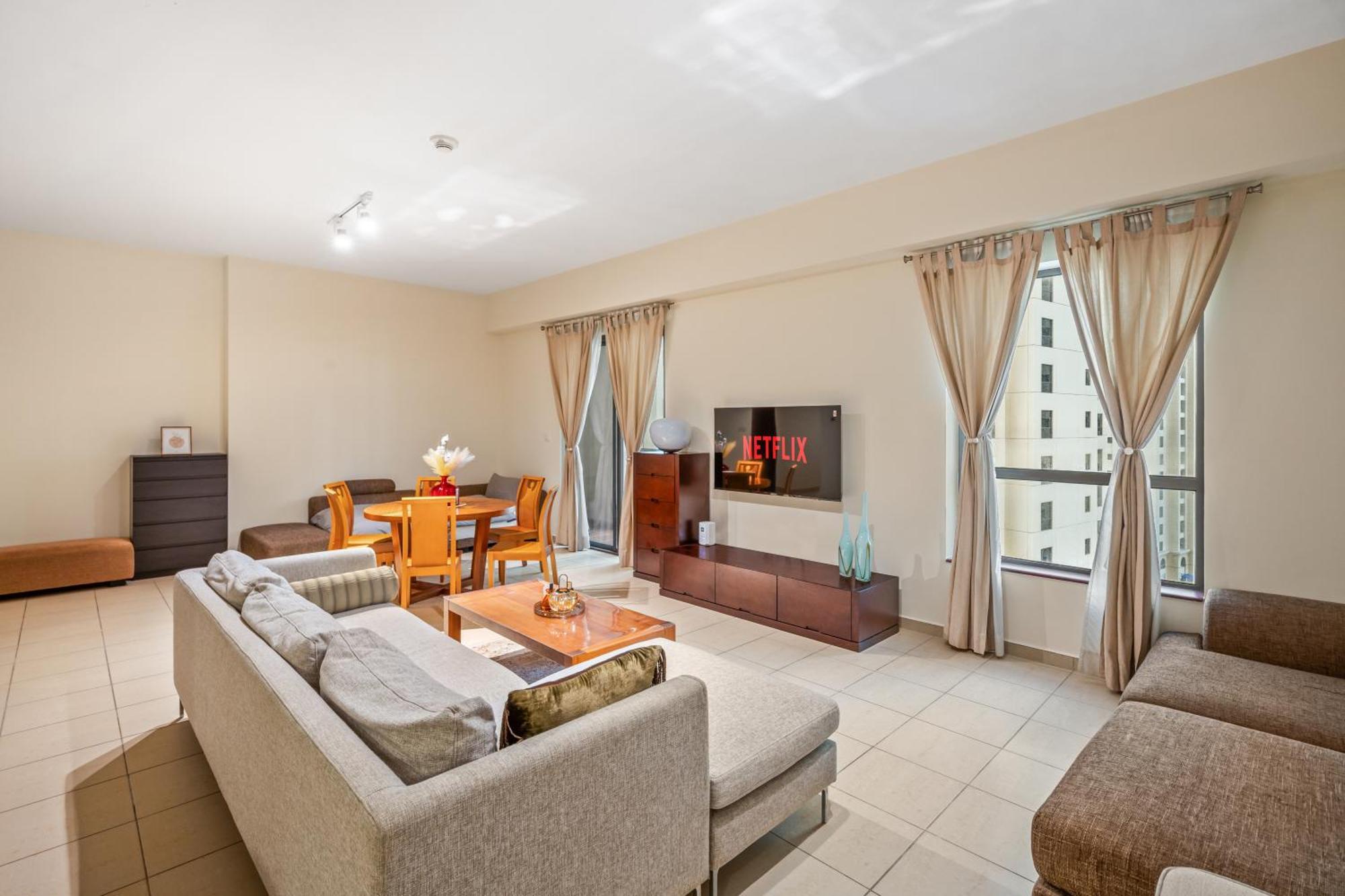 Cozy Pad In The Heart Of On Jbr Beach! *