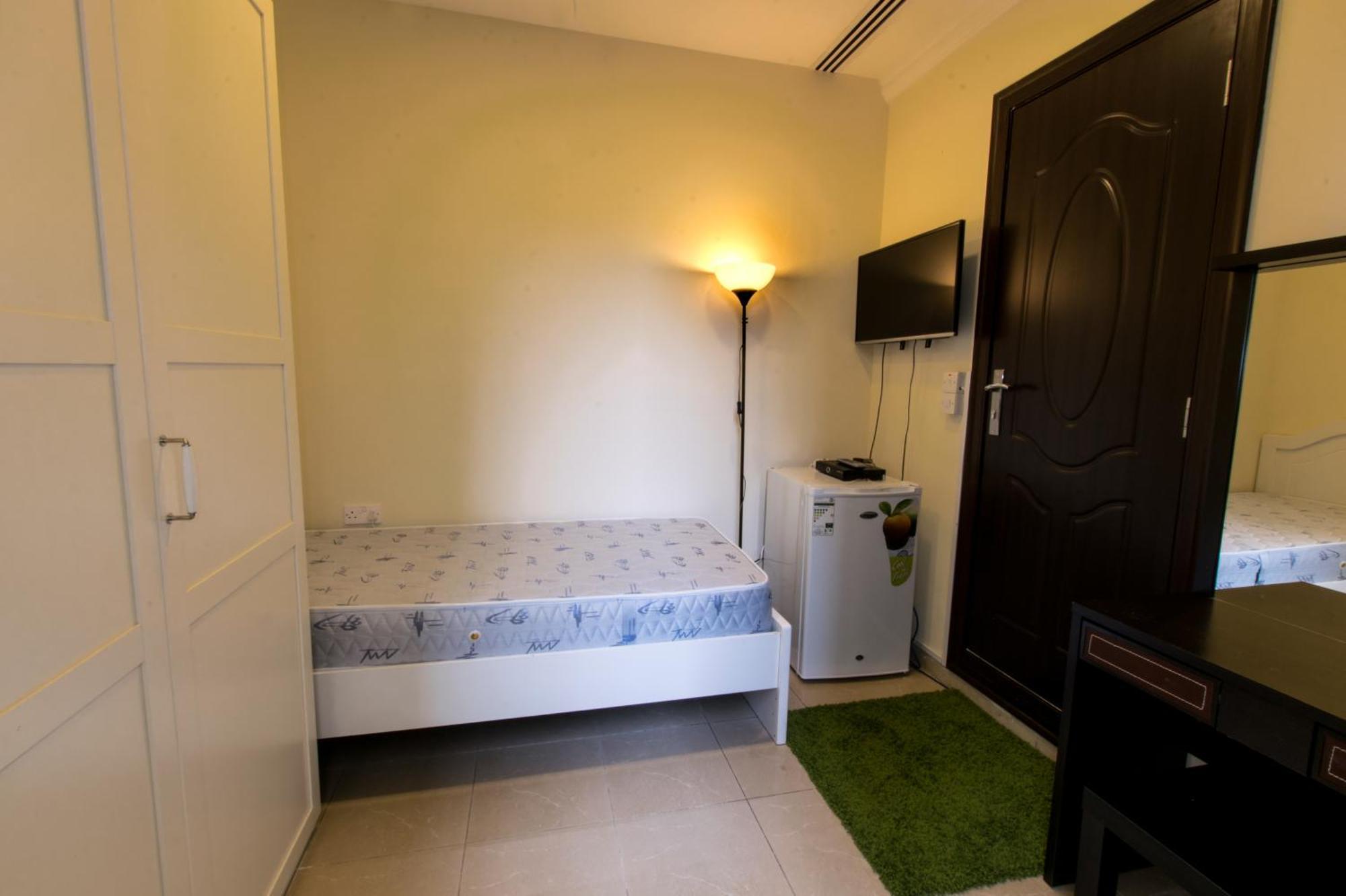 Lägenhet Budget With Private Bathroom For 'girls' Only In Dubai, Marina Dubai