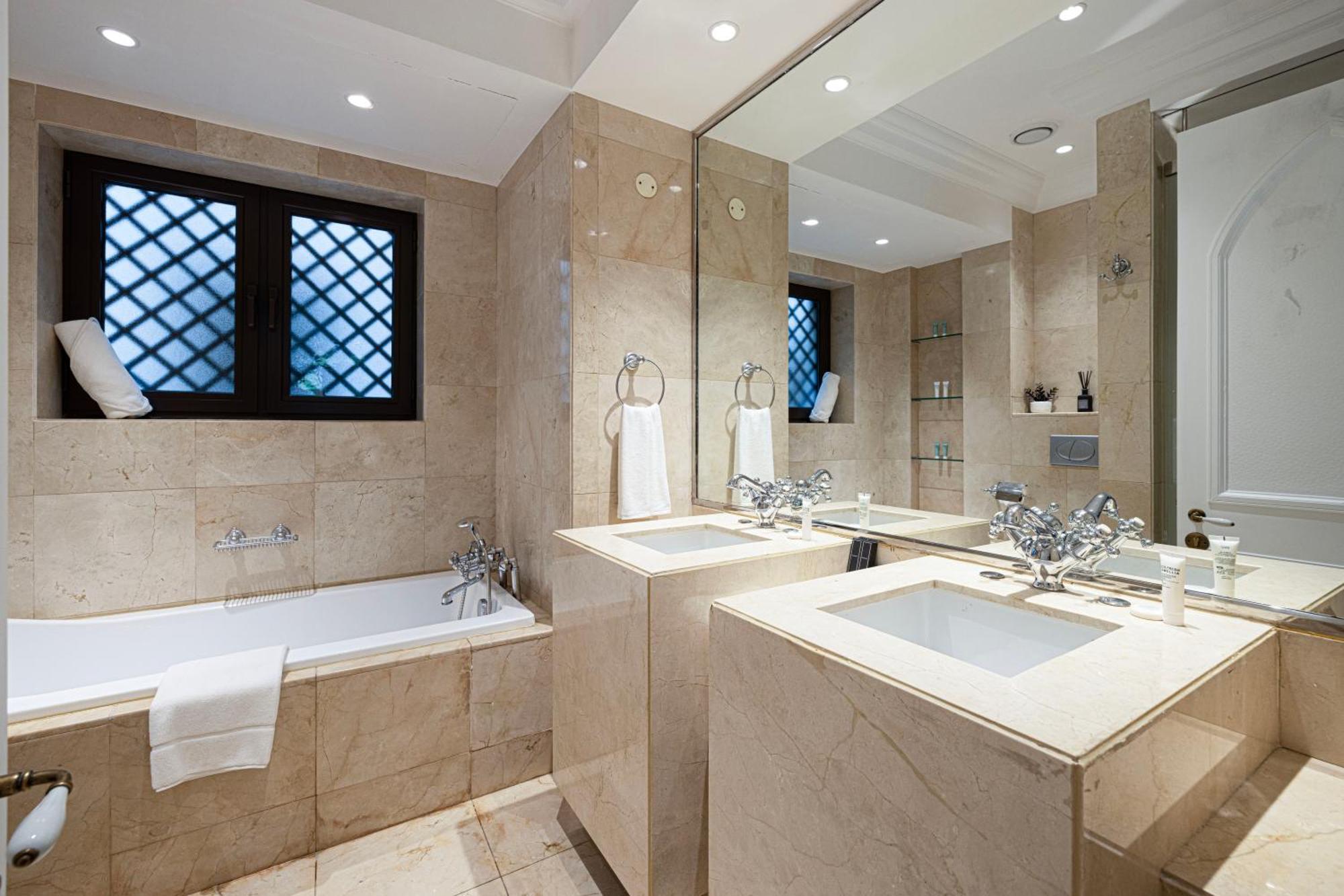 2 Bed- Family Friendly, Private Jacuzzi - Mall