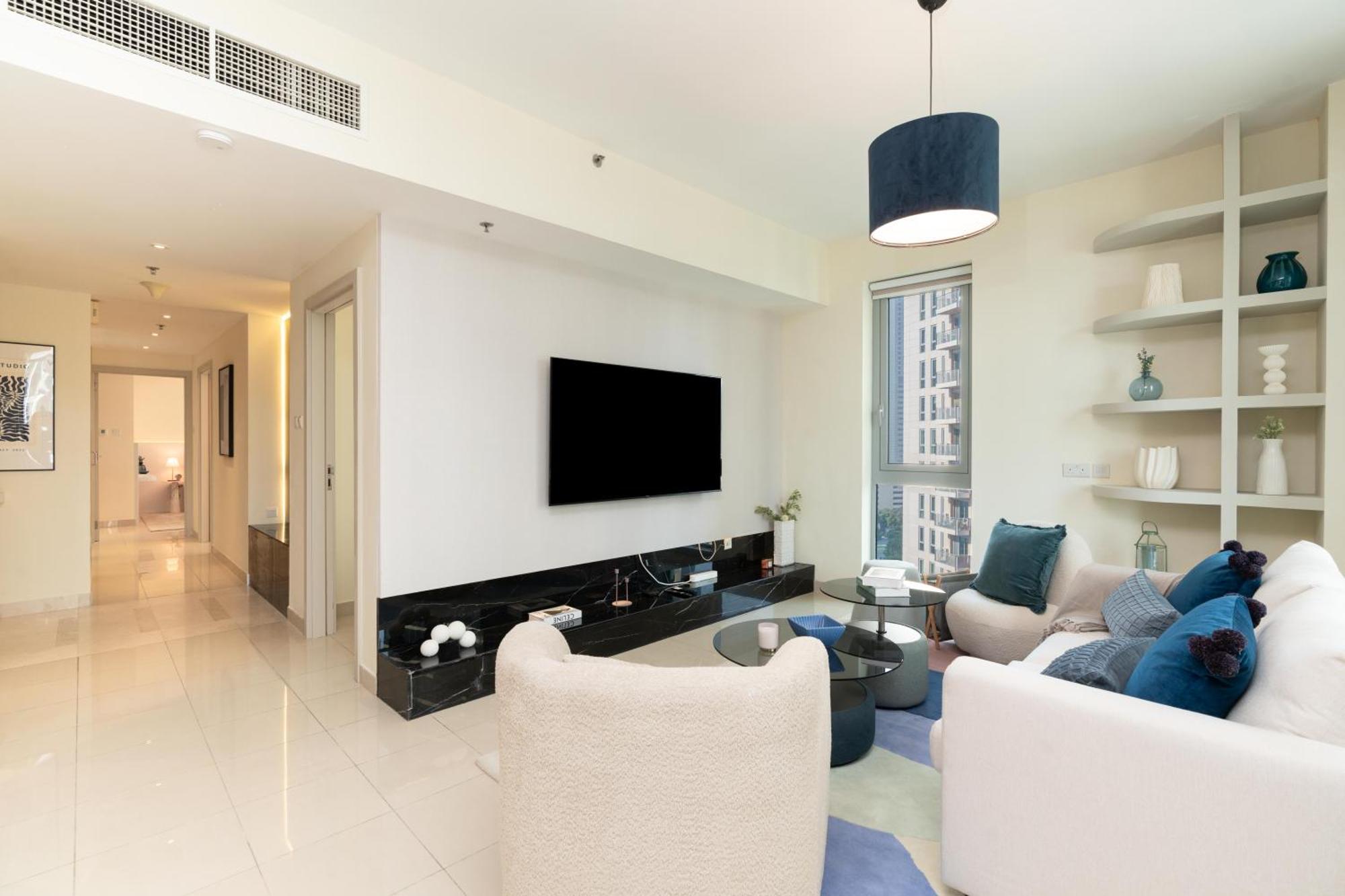 Apartment Burj Khalifa Views / 5 Min Walk From Mall / Opera / Upgraded / Designer Choice / 8 People / The Location
